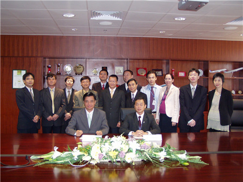 mou with vietnam picture.jpg